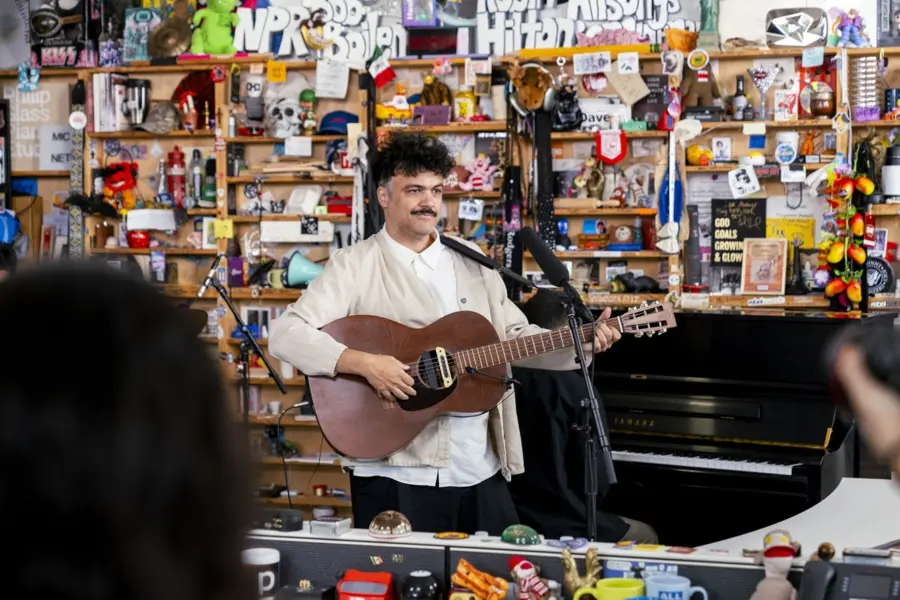 Alex Ferreira en Tiny Desk: ¡Una ‘chercha’ musical de altura! Alex Ferreira en Tiny Desk: Una presentación musical de altura