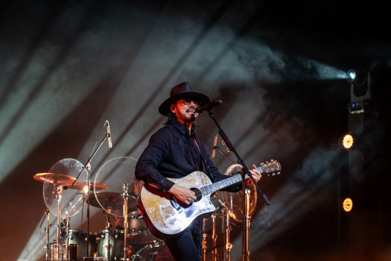 Beto Cuevas Armo un Coro Acustico de Lo Mas Bien en Santiago