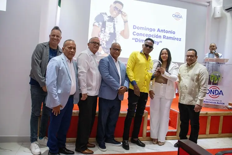 ¡Dimanchy y la ONDA: Un ‘coro’ chulo en Higüey por los derechos de autor! Dimanchy y la ONDA: Reconocimiento en Higüey por los derechos de autor.