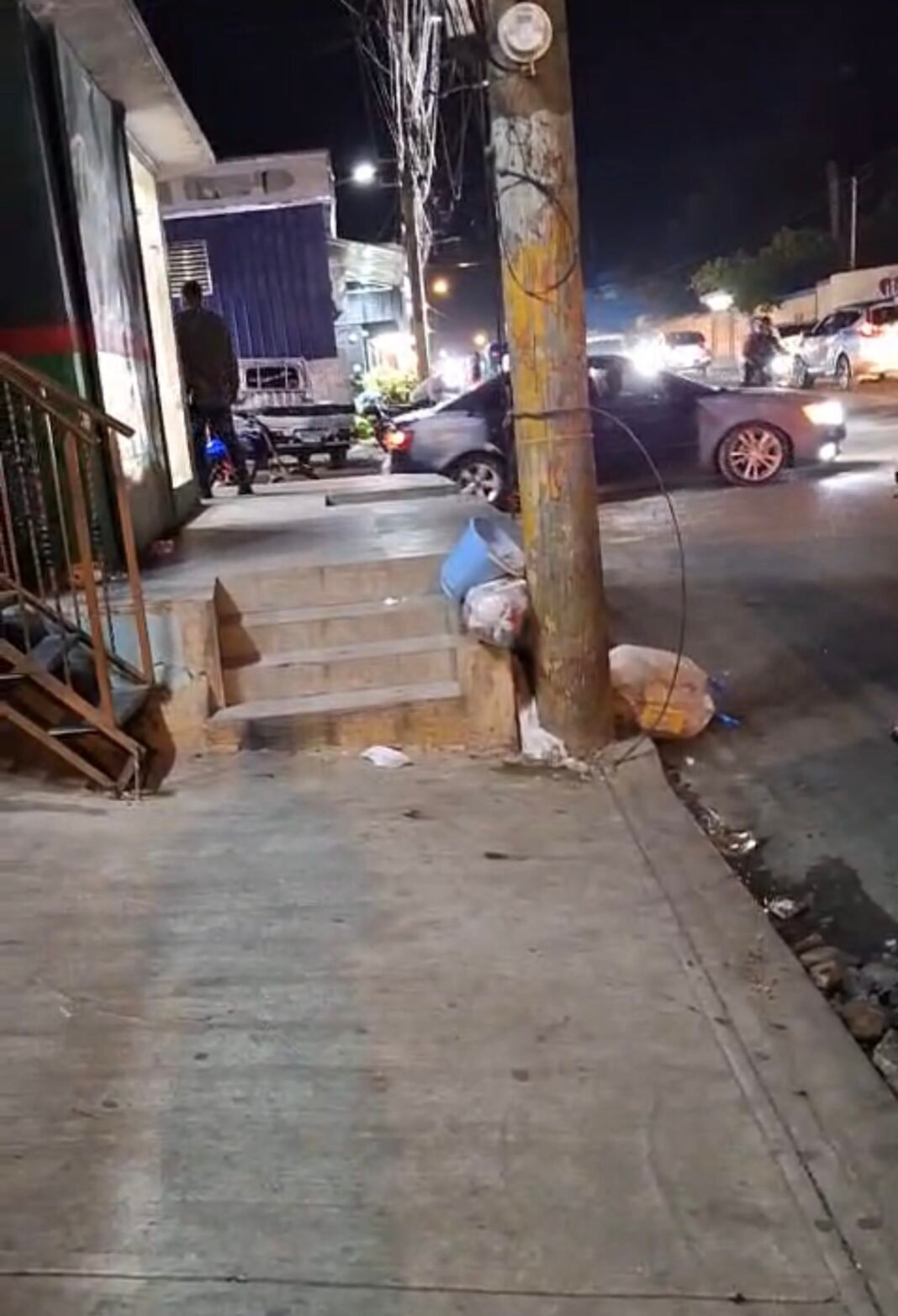 Carretera Mella: Un colmado obstaculiza el paso peatonal