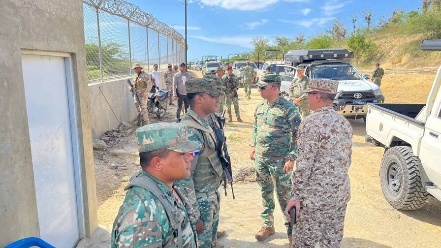 ¡El ‘Tigueraje’ del Comandante! Arias Grullón le mete mano a la verja fronteriza El Comandante Arias Grullón supervisa la verja fronteriza