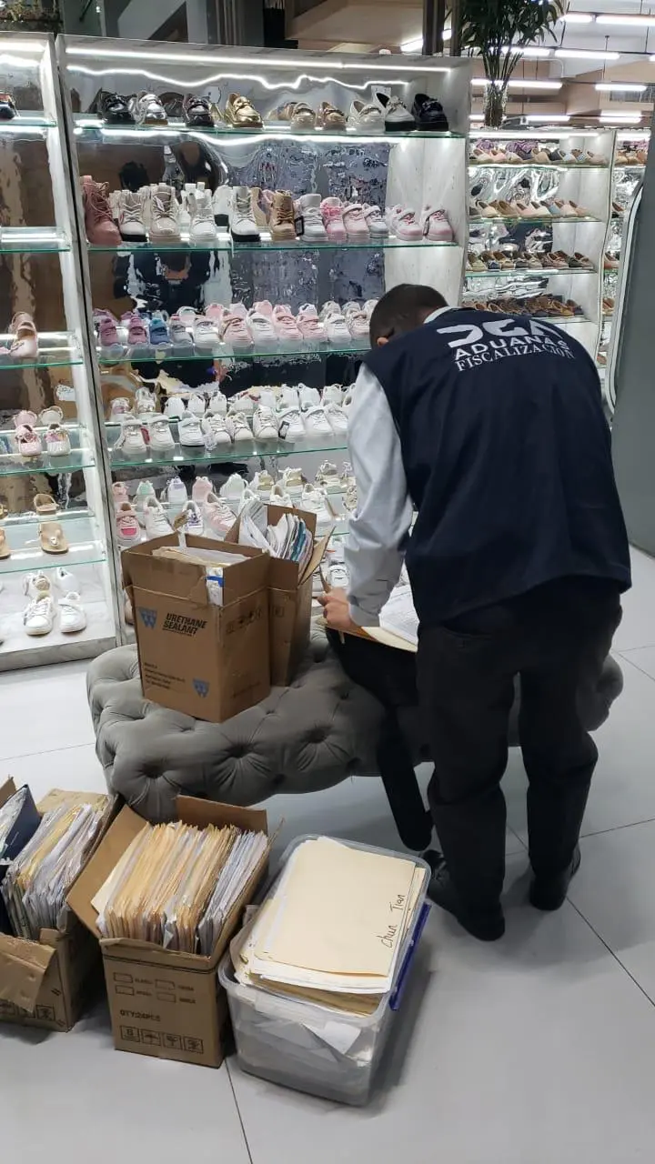 ¡Qué ‘vaina’! La DGA ‘apreta’ a ‘tigueres’ chinos y recupera RD$1,652 millones La DGA aprieta a importadores chinos y recupera 1,652 millones de pesos