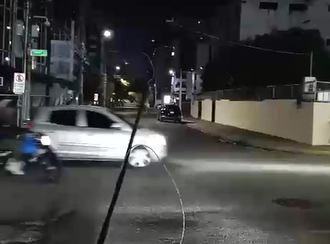 Cable suelto detrás de Plaza Central: un peligro que nadie atiende