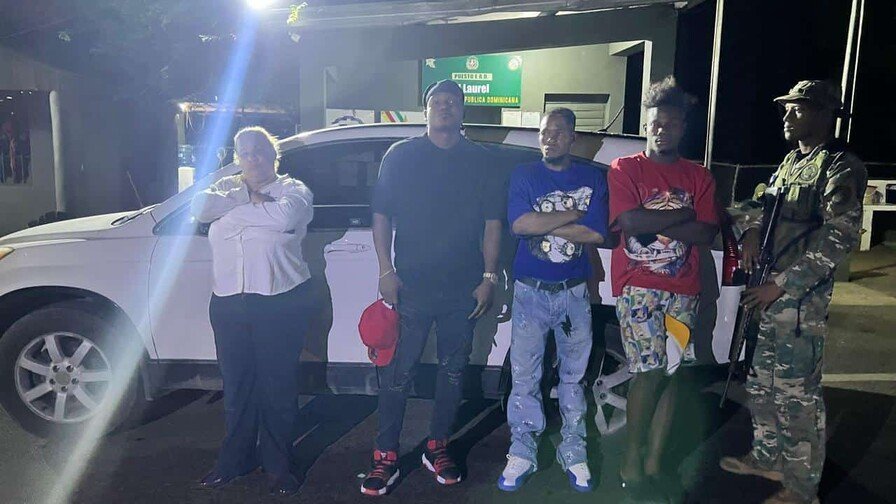 ¡Tremenda ‘Vaina’! Abogada Cae en Dajabón con Migrantes en el Baúl Abogada Detenida en Dajabón con Migrantes en Baúl de Vehículo