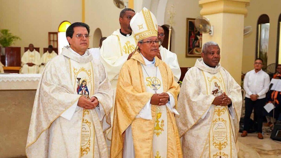 25 Años de Sacerdocio en Barahona: ¡Una ‘Vaina’ de Compromiso y Fe! 25 Años de Sacerdocio en Barahona: Un Compromiso de Fe