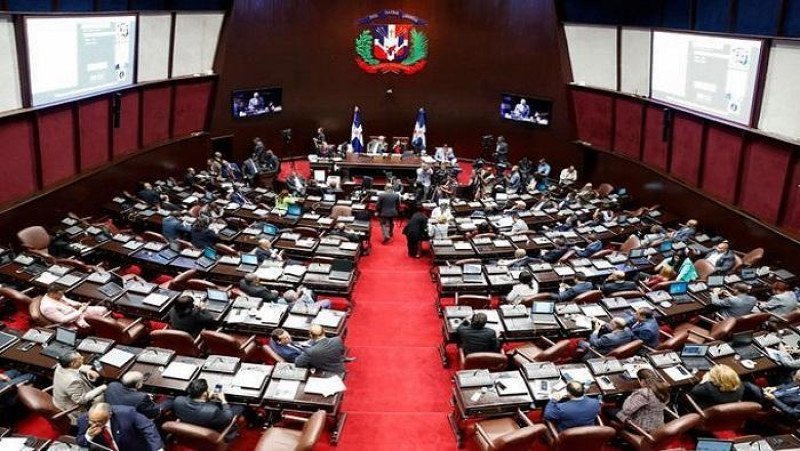 ¡Se acabó el ‘bacalao’ para los becados que no regresen! Diputados aprueban ley con reglas claras Becados que no regresen al país deberán devolver el costo de estudios