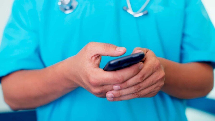 ¡A guayar la yuca! El Código Penal cambia la ‘vaina’ de las consultas médicas por WhatsApp A guayar la yuca El Código Penal cambia la dinámica de las consultas médicas por WhatsApp
