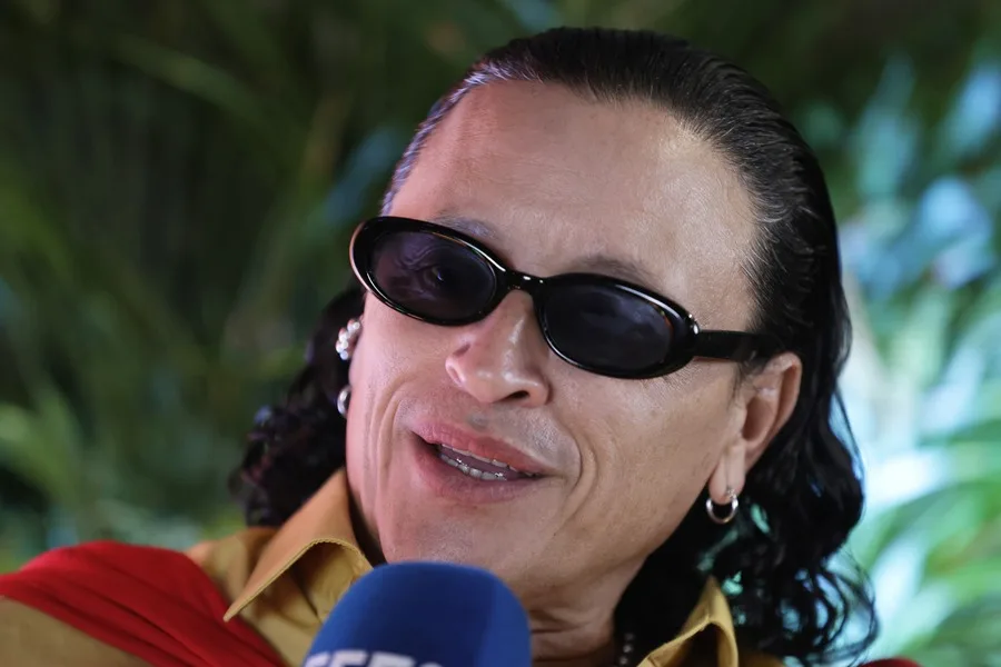 Elvis Crespo: ¡Un ‘coro’ que no para de poner a la gente ‘suavemente’ a bailar! Elvis Crespo: Un coro que no para de poner a la gente suavemente a bailar