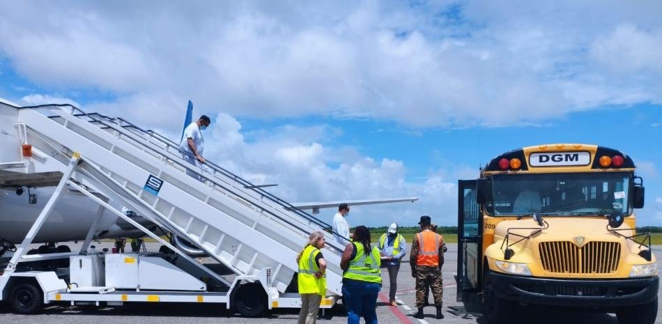 Ay, mi gente! Estados Unidos devuelve a 40 dominicanos en un coro de seguridad