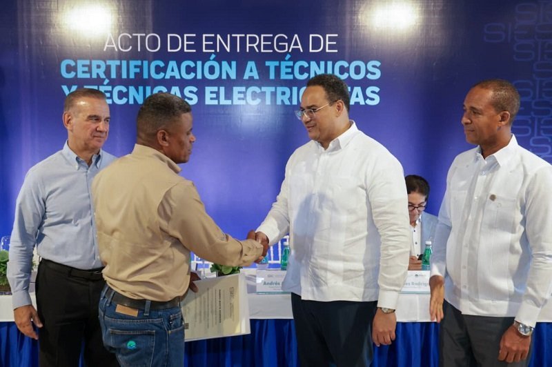 ETED Pone la ‘Pila’ con Compensadores de Energía para Optimizar la Red Eléctrica ETED Pone la Pila con Compensadores de Energia para Optimizar la Red Electrica