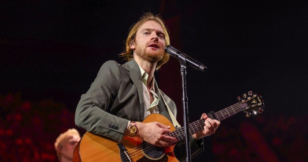 Finneas y Otros Artistas se Van de la Gira de Ed Sheeran en Protesta por Macklemore Finneas y Otros Artistas se Van de la Gira de Ed Sheeran en Protesta por Macklemore