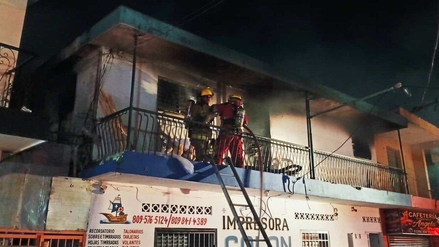 ¡Candela! Mueblería en Santiago: ¡Un ‘Lío’ de Humo y Esfuerzo! Incendio en Mueblería de Santiago: Humo y Esfuerzo de Bomberos