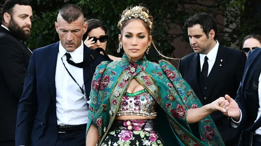 J-Lo la ‘Diva’ en Milán: El Desfile de Dolce & Gabbana fue un ‘Coro’ de Estilo Siciliano Jennifer Lopez en Milán: Dolce & Gabbana Presenta Colección con Estilo Siciliano