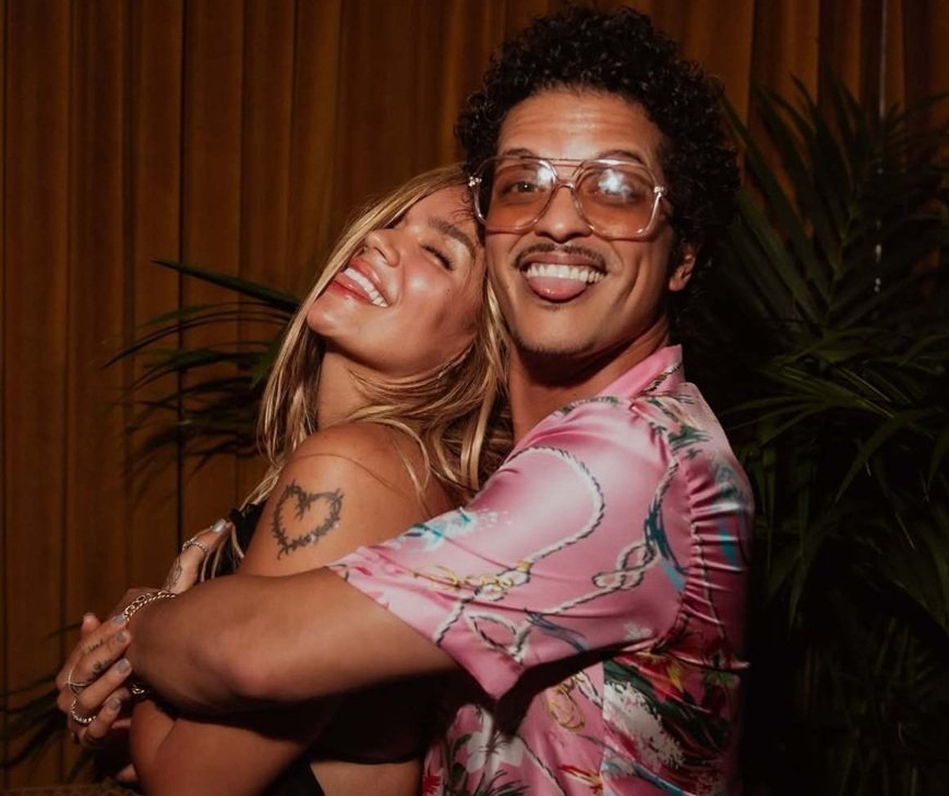 Karol G y Bruno Mars: Su videoclip ‘Still’ es un ‘bacano’ Karol G y Bruno Mars: Su videoclip Still es un bacano
