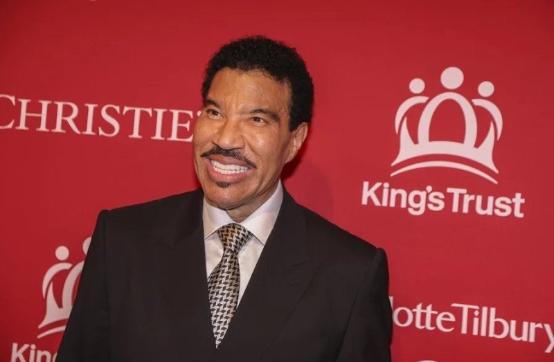 Lionel Richie: Un susto en el escenario y al hospital