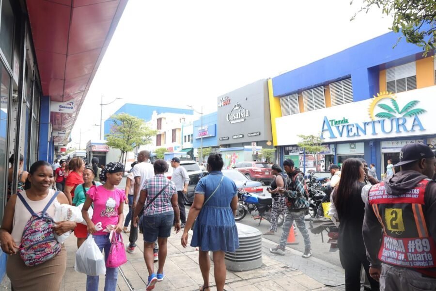 La ‘Lucha’ en la Duarte: Comerciantes Dominicanos se la ‘Buscan’ contra la Ola China La Lucha en la Duarte: Comerciantes Dominicanos se la Buscan contra la Ola China