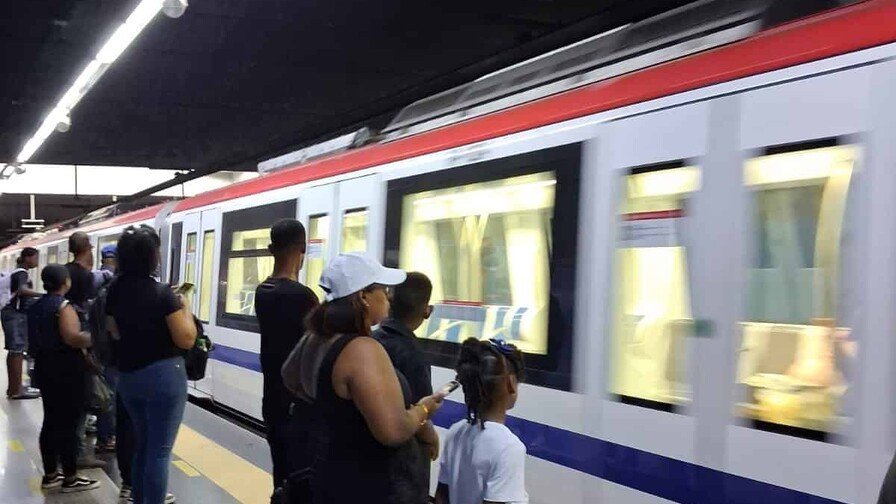 Un ‘lío’ en el Metro: mano atrapada en puerta genera preocupación y cuestionamientos Accidente en el Metro de Santo Domingo: Mano atrapada en puerta causa revuelo