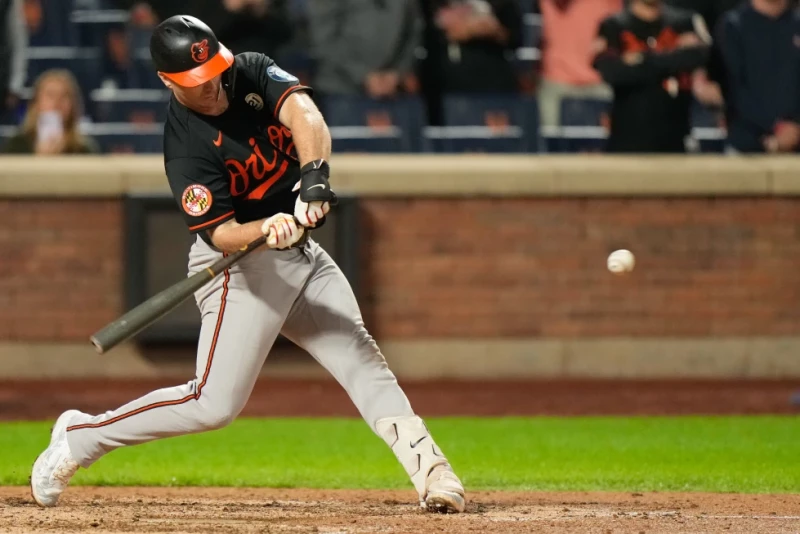 Alonso y Mayo Llevan a los Orioles a una Victoria de Infarto