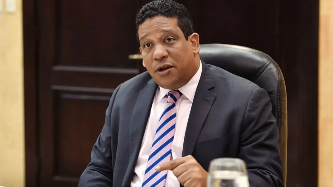¡Ay Santo! Procompetencia le ‘Mete el Pie’ a los contratos del SNS Procompetencia Advierte sobre Contratos en el SNS