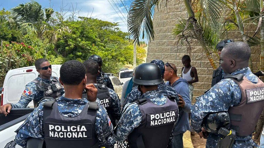 ¡Qué ‘Vaina’! Barahona en Pie de Lucha por Calles Desbaratadas y Proyecto de Agua Inconcluso Barahona en Pie de Lucha por Calles Desbaratadas y Proyecto de Agua Inconcluso