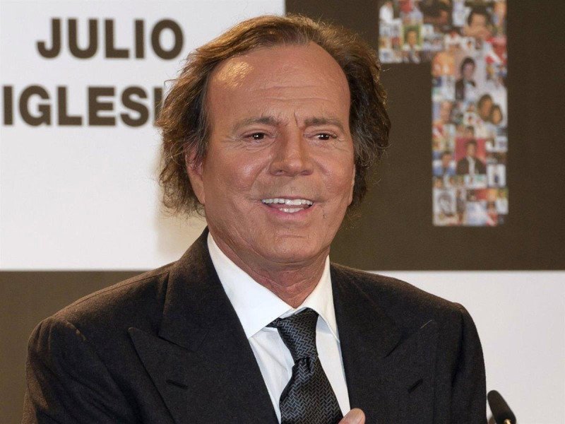 Ex-empleadas de Julio Iglesias presentan querella por agresión sexual