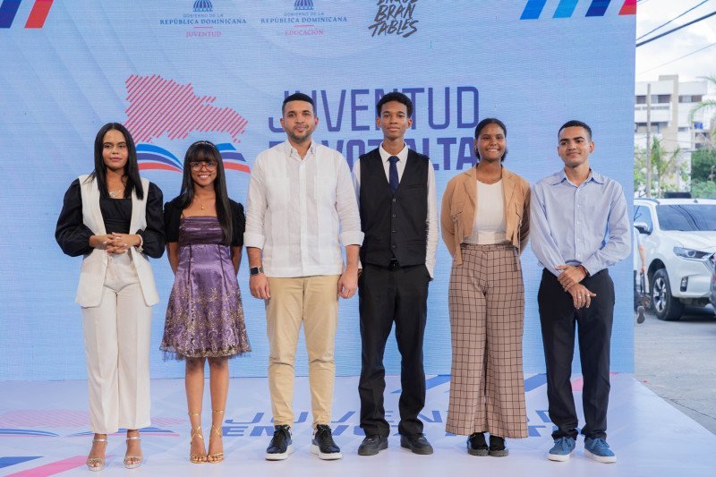 ¡Qué ‘Vaina’ Bacana! La Juventud Dominicana Va por el Récord Guinness de Lectura en Voz Alta Que Vaina Bacana La Juventud Dominicana Va por el Record Guinness de Lectura en Voz Alta