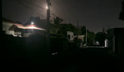 ¡La Caleta en ‘pique’ por los apagones! Solo tres horas de luz desatan la furia La Caleta en protesta por los apagones. Solo tres horas de luz desatan la furia