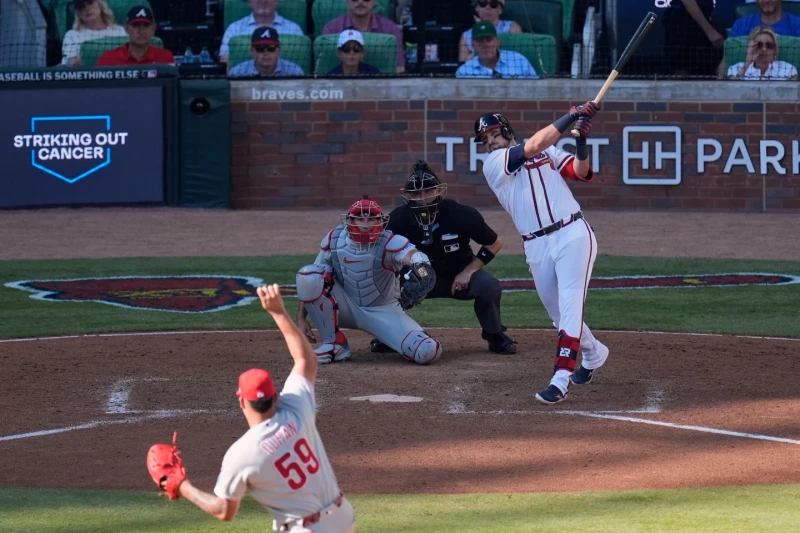 ¡Austin Riley ‘Clavó’ un Palo y los Bravos armaron un ‘Coro’ en Filadelfia! Austin Riley lidera victoria de Bravos ante Filis en Wild Card Series