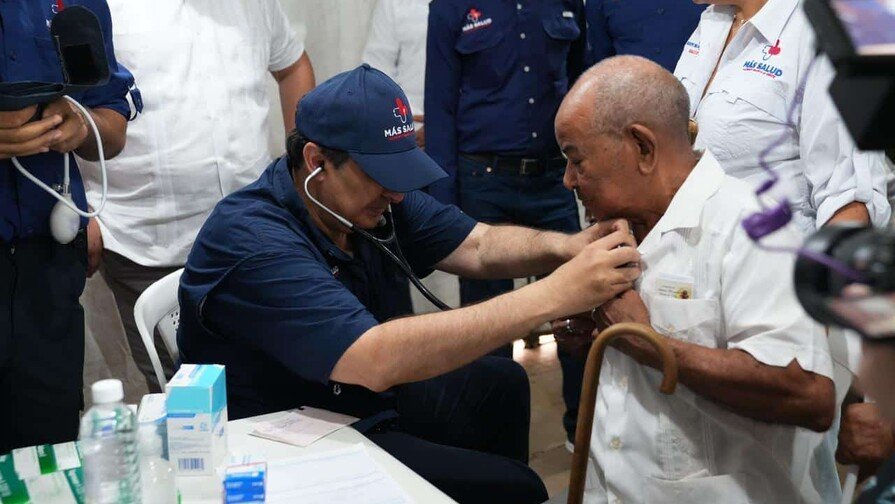 Salud Pública ‘la armó’ en Mao: Atención médica gratuita que no es ‘un relajo’ con ‘Más Salud y Bienestar’ Salud Pública la armó en Mao: Atención médica gratuita que no es un relajo con Más Salud y Bienestar