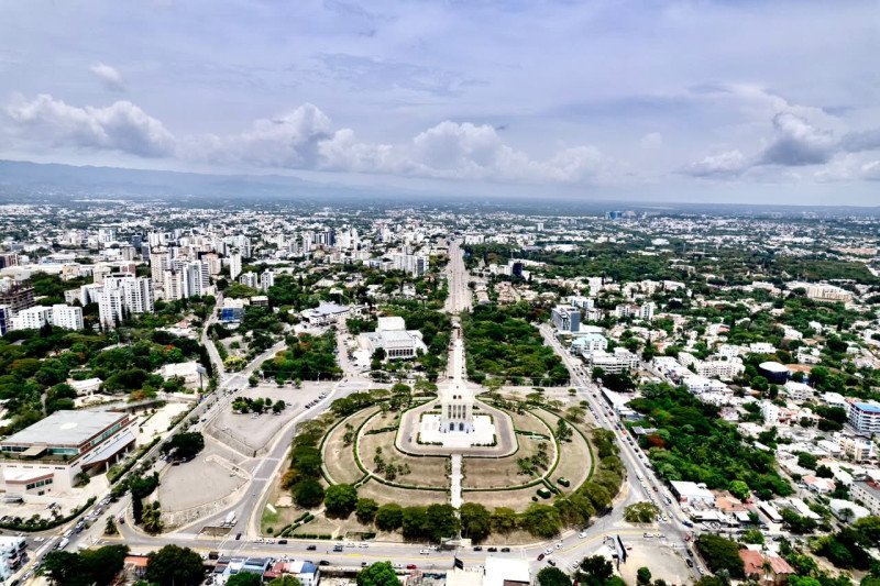 Santiago ‘se va pa’rriba’: El ‘boom’ de la Ciudad Corazón y el desafío de su crecimiento Santiago crece hacia arriba: El auge de la Ciudad Corazón y el desafío de su crecimiento