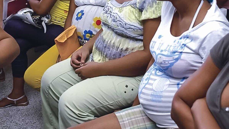 Embarazos adolescentes: Suben dominicanas, bajan haitianas. ¿Qué hay detrás?