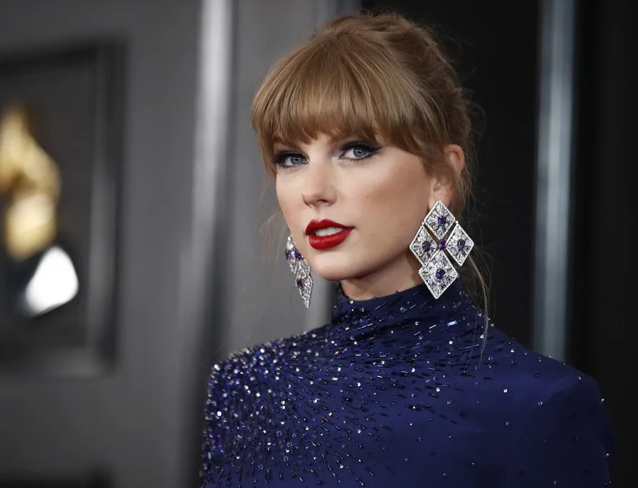 ¡Tremenda vaina! Taylor Swift Suelta Cuatro ‘Coros’ Nuevos y se ‘Botó’ en el Escenario Musical Taylor Swift Estrena Cuatro Nuevas Canciones y Brilla en el Escenario Musical