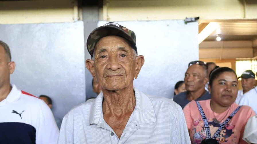 ¡Qué ‘vaina’ más ‘bacana’! Don Ernesto, a los 89, Dueño de su Vivienda en El Almirante Don Ernesto, a sus 89 años, es Dueño de su Vivienda en El Almirante
