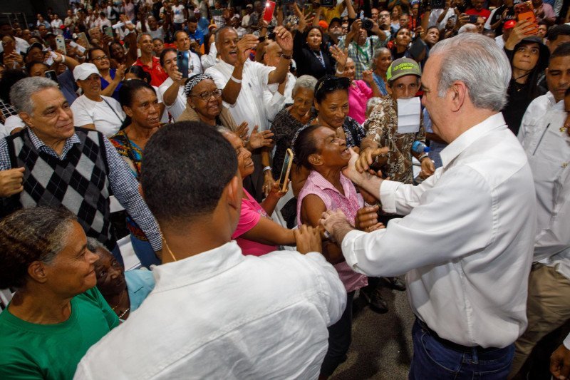 Santiago se activa: Abinader mete la mano con un coro de estufas y mas servicios