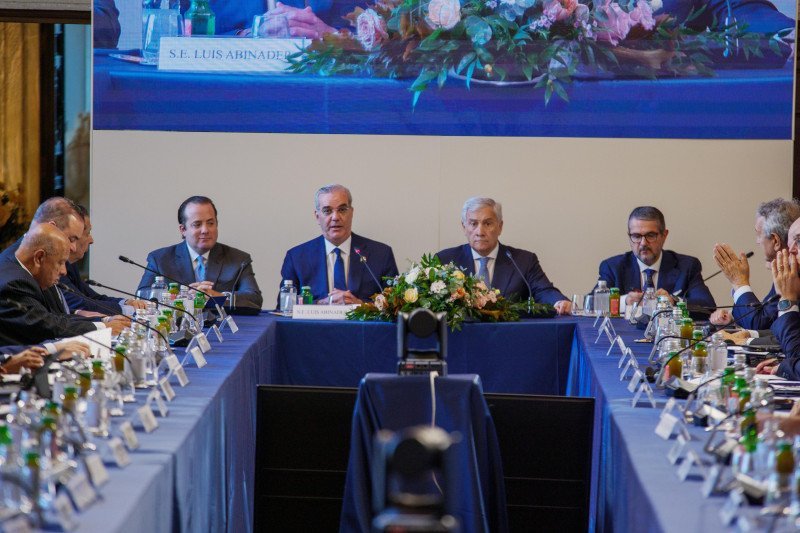 ¡Qué ‘vaina’ bacana! Abinader en Italia buscando ‘un coro’ de inversiones para RD Abinader en Italia buscando inversiones para República Dominicana