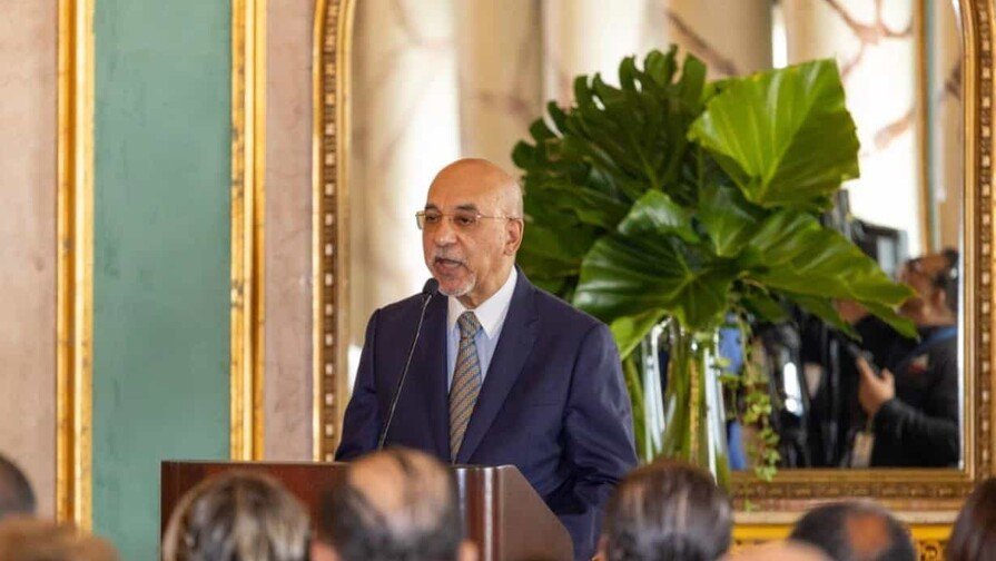 Un ‘Bacano’ de la Diplomacia: Roberto Álvarez Recibe Gran Condecoración por su Trayectoria Roberto Álvarez Recibe Gran Condecoración por su Trayectoria Diplomática