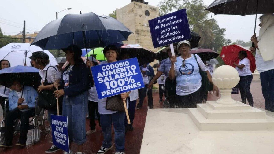 ¡Un ‘coro’ de Bioanalistas Desafía la Lluvia por Salarios y Pensiones Dignas! Un coro de Bioanalistas Desafia la Lluvia por Salarios y Pensiones Dignas