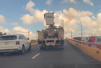 ¡Qué ‘vaina’! Camión de Edesur en elevado de la Churchill causa ‘tigueraje’ en la vía Que vaina. Camion de Edesur en elevado de la Churchill causa tigueraje en la via