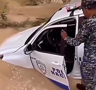 Camioneta de la Policia Nacional Varada en Zanja de Pedernales