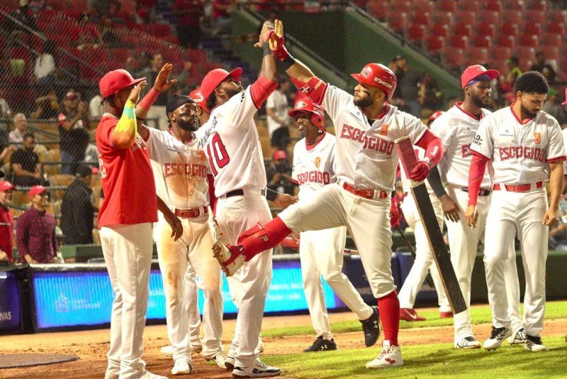 ¡Los Leones están ‘en candela’! Blanqueada ‘bacana’ a las Estrellas con Marmolejos ‘encendido’ Los Leones blanquean Estrellas con Marmolejos
