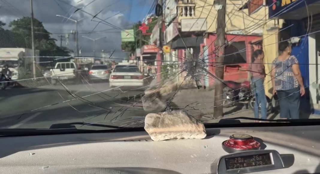 ¡Qué ‘vaina’ de susto! Motorista lanza pedrada y casi mata a conductor en Manoguayabo Motorista lanza pedrada y casi mata a conductor en Manoguayabo