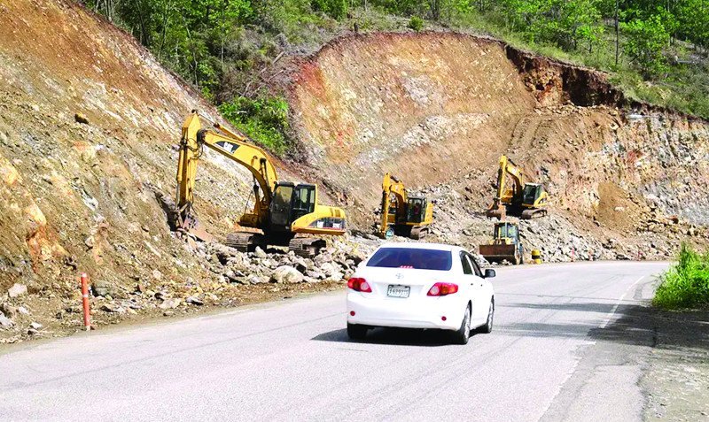 Carretera Jarabacoa-La Vega: El ‘Relajo’ de los Desalojos Arbitrarios Carretera Jarabacoa-La Vega: El Relajo de los Desalojos Arbitrarios