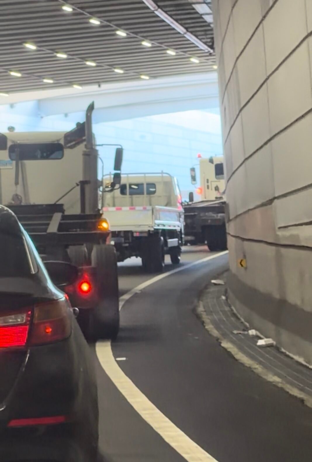 ¡El ‘Relajo’! Camioneros y Guagüeros Hacen lo Suyo en el Túnel de la Luperón Camioneros y Guagüeros Entran al Túnel de la Luperón Sin Control