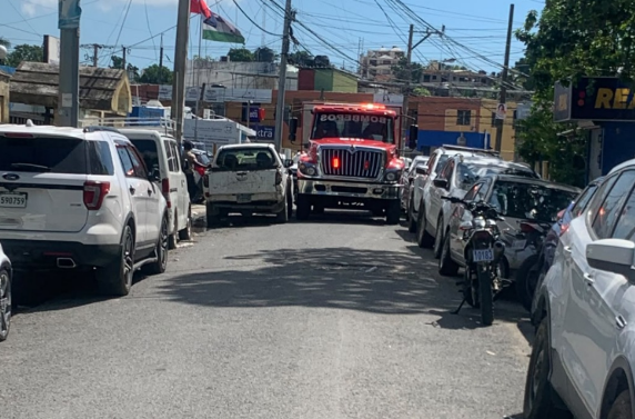 Que Vaina Carros Mal Parqueados en Las Caobas Trabaron a los Bomberos