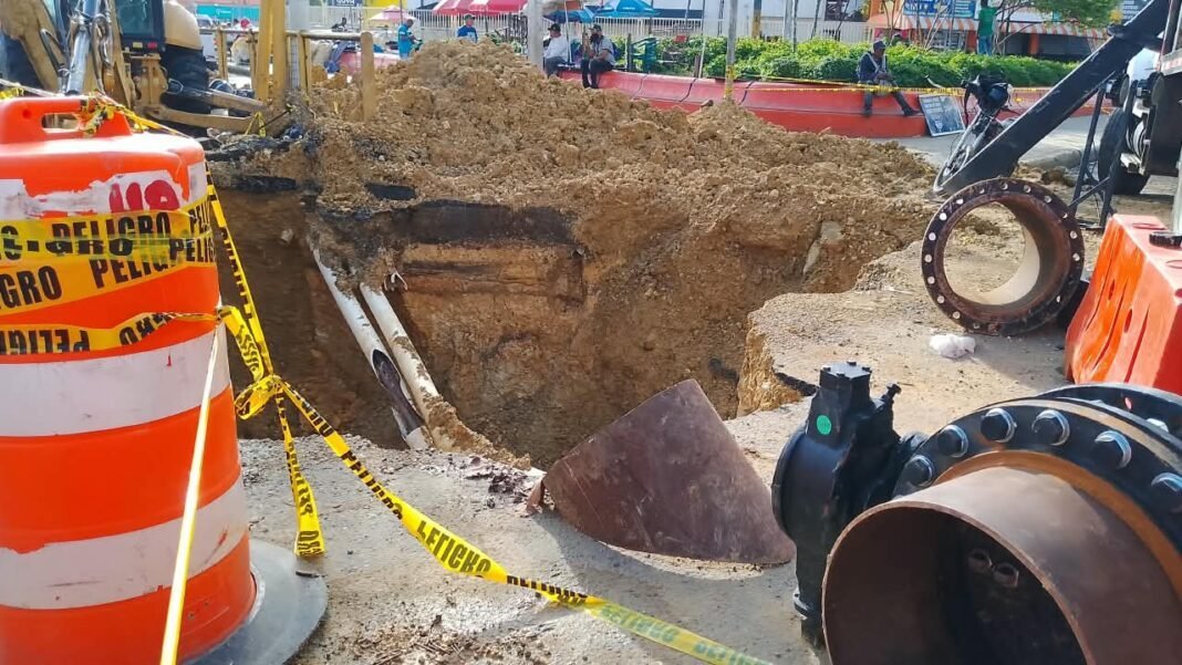 Agujero en Villa Mella afecta a peatones y causa caos
