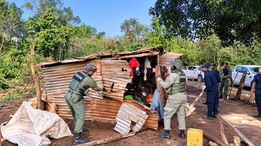 ¡Qué Vaina! Operativo ‘bacano’ desmantela casuchas y detiene migrantes en la Sierra de Bahoruco Operativo desmantela casuchas y detiene migrantes en la Sierra de Bahoruco