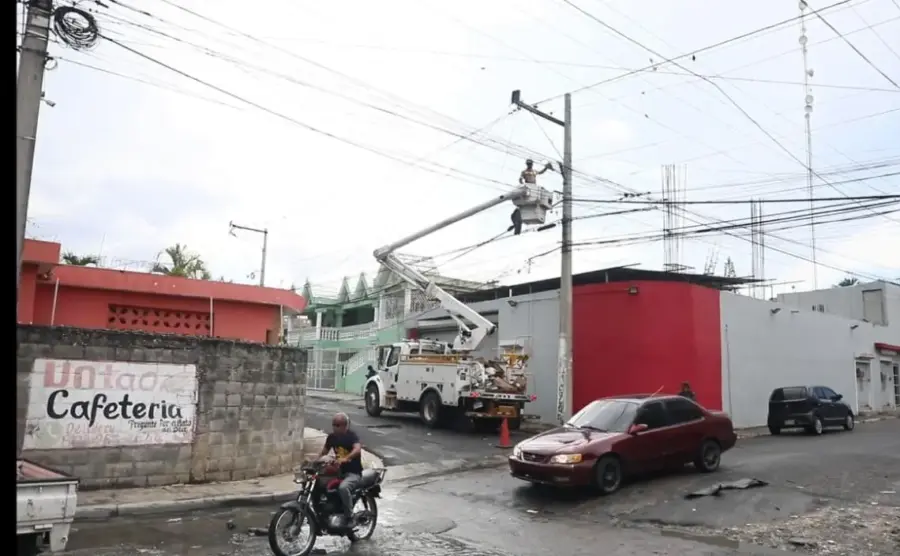 ¡Los Tres Brazos se pone ‘jevi’ con el alumbrado de EDEEste: ¡Un ‘cambio’ bacano! Los Tres Brazos se ilumina con EDEEste: Un cambio positivo para el sector