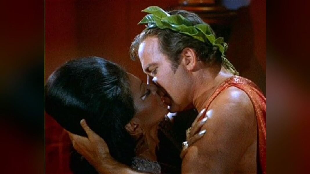 El Beso de Kirk y Uhura: ¡Un ‘Hito’ que Partió la Televisión como un Plátano! El Beso de Kirk y Uhura: Un Hito que Partió la Televisión como un Plátano