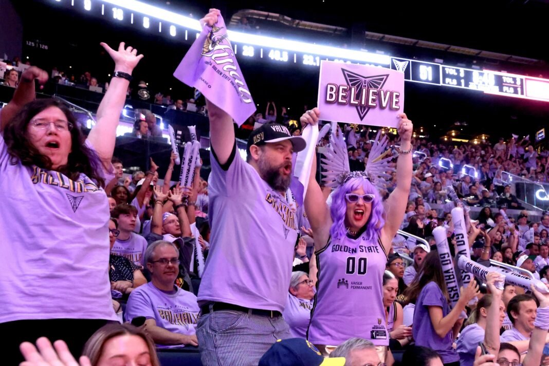 El ‘Coro’ de Ballhalla: Fanáticos de las Valkyries Viven una Experiencia ‘Bacana’ en la WNBA Finals El Coro de Ballhalla: Fanaticos de las Valkyries Viven una Experiencia Bacana en la WNBA Finals