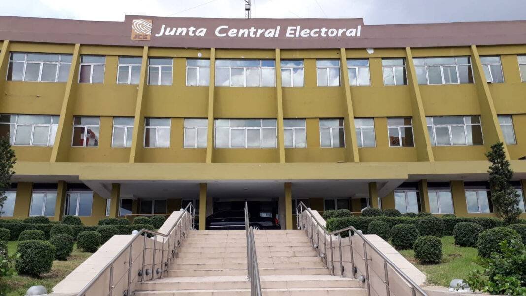 Empleados de la JCE en un ‘Coro’ por Pagos Pendientes: ¡Qué ‘Vaina’ de Situación! Empleados de la JCE denuncian atrasos en pagos y temor a cancelaciones
